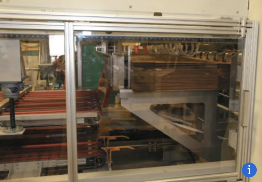 Через смотровое окно можно увидеть стопку склеенных коробок, спрессованных вместе для укрепления связей.png Через смотровое окно можно увидеть стопку склеенных коробок, спрессованных вместе для укрепления связей.png